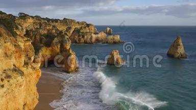 葡萄牙阿尔加维的普拉亚多阿尔沃海滩，海崖和海浪来袭